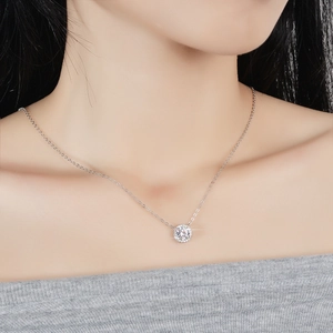 Élégant collier en argent massif S925 avec moissanite et pendentif halo rond sur un mannequin