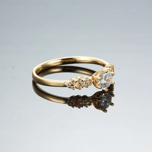Bague en moissanite or champagne avec monture couronne à six griffes et pavé de diamants