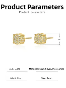 Détail de boucles d'oreilles clous de 7mm en argent 925 avec moissanite et serti micro-pavé