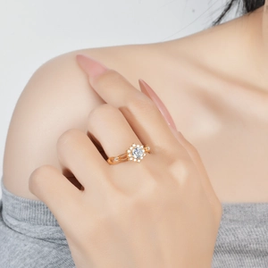 Élégante bague fleur en moissanite 1ct en argent plaqué or sur une main de femme