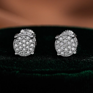 Macro de boucles d'oreilles clous en argent 925 et moissanite sur boîte velours