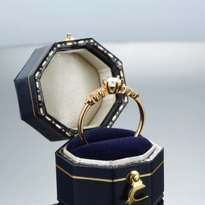 Bague couronne élégante en moissanite dorée avec écrin de luxe en velours bleu