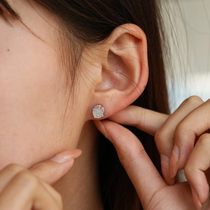 Boucles d'oreilles clous rondes en argent 925 avec halo de moissanite scintillante