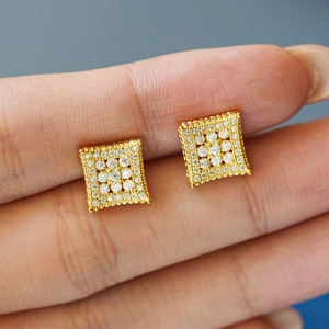 Vue macro de boucles d'oreilles carrées en moissanite avec serti pavé et bords milgrain