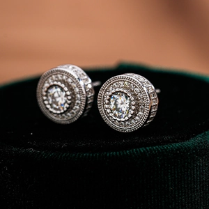 Vue macro de boucles d'oreilles clous en argent 925 et moissanite avec double halo serti