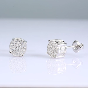 Vue macro de boucles d'oreilles moissanite en argent 925 avec fermoir à vis sécurisé