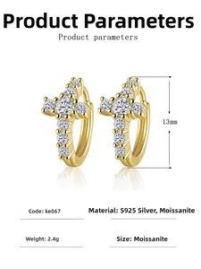 Détail de boucles d'oreilles croix en argent S925 doré avec moissanite, taille 13mm