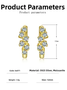 Vue macro des boucles d'oreilles moissanite en argent S925 doré, taille 12mm et 1,9g