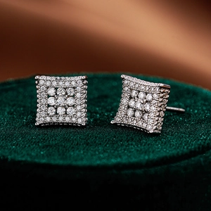 Vue macro de boucles d'oreilles carrées en argent S925 serties de moissanites