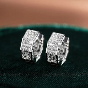 Boucles d'oreilles carrées en argent 925 et moissanite sur support en velours vert