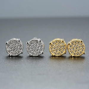 Détails macro de boucles d'oreilles rondes en argent 925 avec moissanite en or et argent