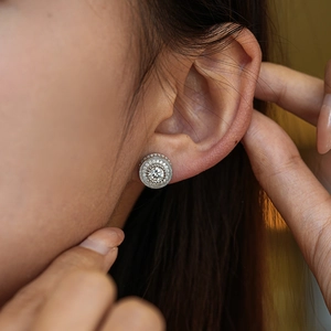 Boucles d'oreilles clous en argent 925 avec double halo en moissanite sur l'oreille