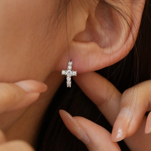 Boucles d'oreilles clous croix carrée en argent S925 avec moissanite sur l'oreille