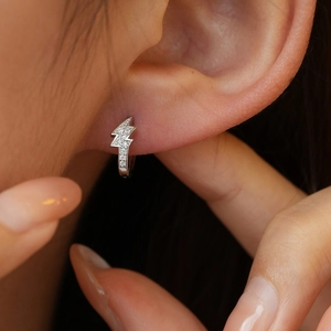 Boucles d'oreilles éclair en argent S925 avec moissanite portées par un mannequin