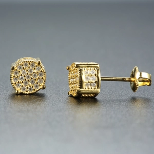 Vue macro de boucles d'oreilles hip hop en or 18K avec zircons micro-pavés et fermoir à vis