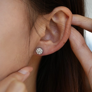 Sparkling S925 sterling silver moissanite stud earrings for men and women on ear lobe