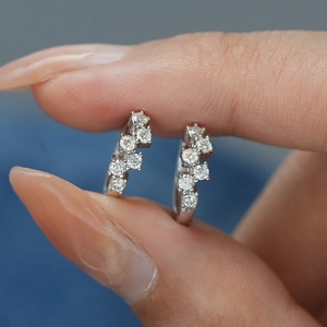 Gros plan sur des boucles d'oreilles en argent S925 avec pierres de moissanite