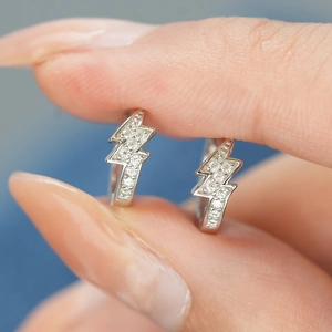 Gros plan de boucles d'oreilles éclair en argent S925 avec sertissage de moissanite
