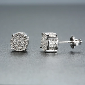 Gros plan détaillé des boucles d'oreilles moissanite en argent 925 avec fermoir à vis