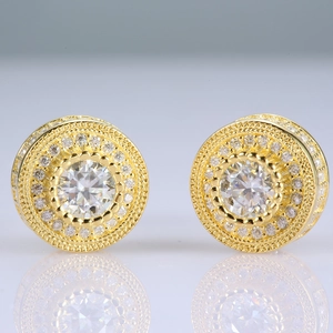 Vue macro de boucles d'oreilles en argent 925 et moissanite avec dorure et détails pavés