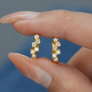 Détail de boucles d'oreilles créoles dorées en argent S925 avec zircons cubiques
