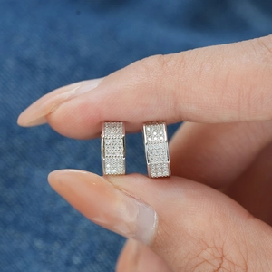 Vue macro de créoles en argent S925 serties de moissanite avec pavage luxueux