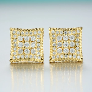 Vue macro de boucles d'oreilles carrées en moissanite dorée au style hip hop luxe