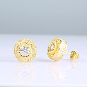 Gros plan de boucles d'oreilles halo en argent 925 doré avec des pierres de moissanite rondes