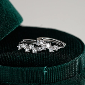 Boucles d'oreilles créoles S925 en argent et moissanite carrées sur écrin en velours