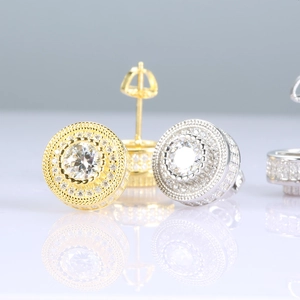 Gros plan détaillé des clous d'oreilles en argent 925 avec serti micro-pave double