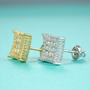Gros plan de boucles d'oreilles carrées en argent et or avec sertissage de moissanite