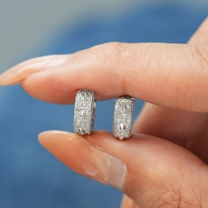 Vue macro détaillée des créoles en argent S925 avec pavé de moissanite et pointes punk