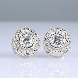 Gros plan détaillé de boucles d'oreilles halo en moissanite et argent 925 avec reflet miroir