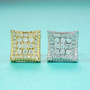 Détail de boucles d'oreilles moissanite carrées en or et argent avec sertissage pavé