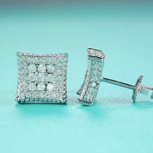 Gros plan de boucles d'oreilles carrées en argent S925 avec moissanite et vis