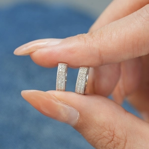 S925 Sterling Silber Moissanit Creolen mit dreireihiger Pavé-Fassung aus Zirkoniasteinen
