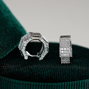 Vue macro de boucles d'oreilles en argent S925 et moissanite avec pavage carré de pierres