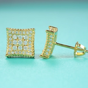 Vue macro de boucles d'oreilles carrées en argent S925 doré avec fermoir à vis sécurisé