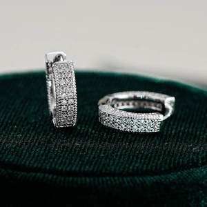 Makroaufnahme von S925 Sterling Silber Creolen mit Moissanit-Pflasterung auf Samt