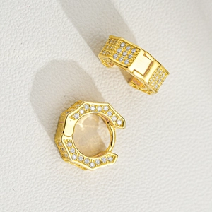 Vue macro de boucles d'oreilles carrées en argent S925 doré avec pavé de moissanite