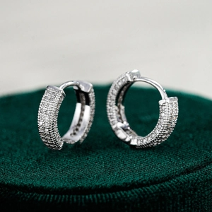 S925 Sterling Silber Moissanit Creolen mit Pavé-Fassung auf grünem Samt-Schmuckständer