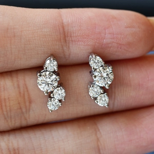 Détail de boucles d'oreilles en argent 925 et moissanite avec quatre pierres rondes