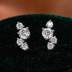 Boucles d'oreilles clous en argent 925 avec moissanite au design géométrique asymétrique