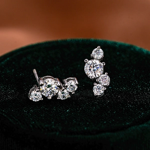 Macro de boucles d'oreilles en argent 925 et moissanite sur boîte à bijoux en velours