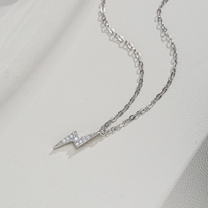 Sparkling S925 sterling silver lightning bolt pendant necklace with pavé moissanite stones