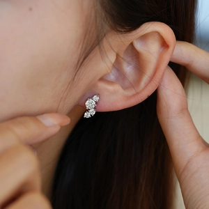 Boucles d'oreilles 0.5CT moissanite en argent 925 avec trois pierres en arc