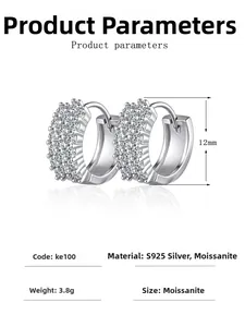 Détail macro de créoles 12mm en argent S925 avec trois rangées de pierres moissanite