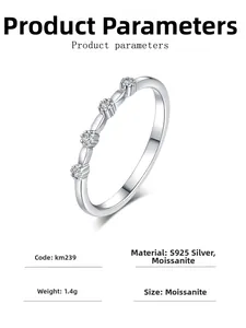 Détail macro de la bague en argent S925 avec quatre pierres de moissanite et poids 1,4g