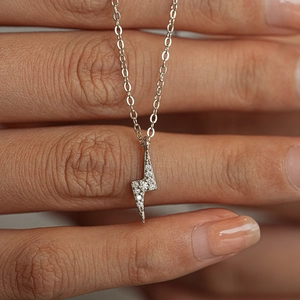 Sparkling S925 sterling silver lightning bolt pendant necklace with pavé-set moissanite stones