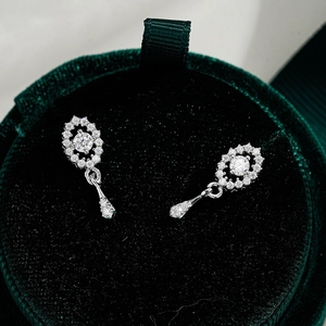 Boucles d'oreilles pendantes en argent 925 et moissanite sur velours vert foncé